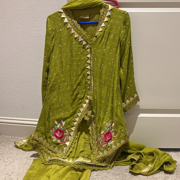 Lime green Ansab Jahangir 3 piece size small Pakistani eid outfit. - Picture 5 of 9